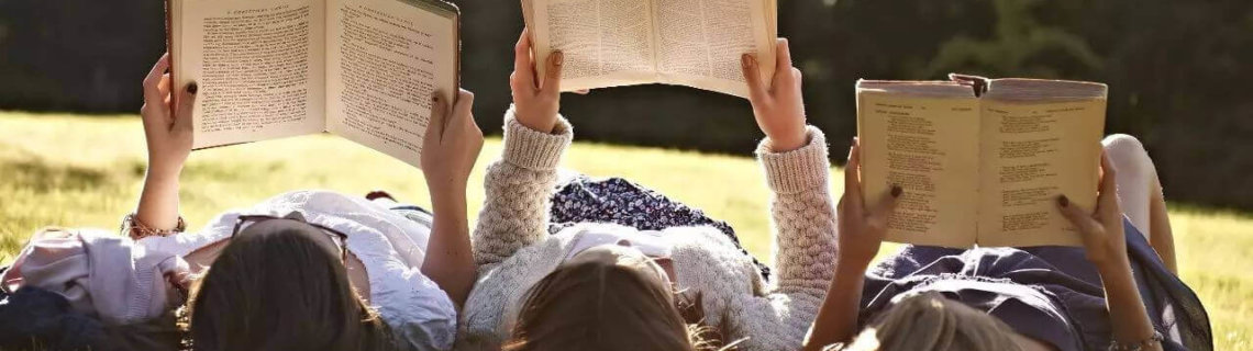 Чтение книг на лужайке семьей Чтение книг на лужайке семьей