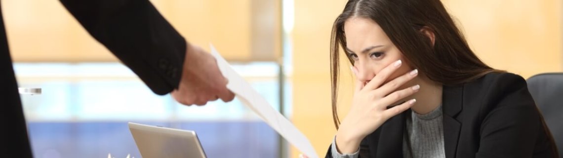 Девушке сообщили о предстоящем увольнении Девушке сообщили о предстоящем увольнении