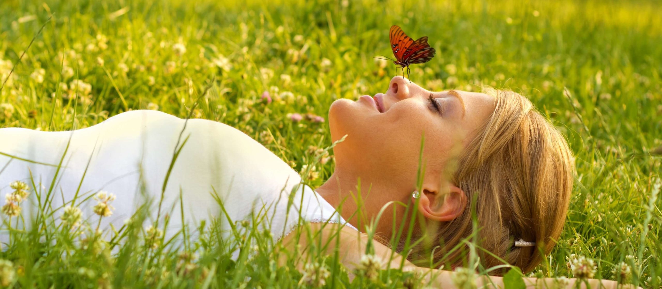 А пока наслаждаемся жизнью. Лежит на траве. Женщина лежит на траве. Радость жизни природа. Девушка в траве.